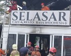 Kafe 2 Lantai di Pekanbaru Terbakar, 6 Mobil Damkar Dikerahkan