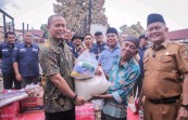 Wako Pekanbaru Serahkan Bantuan ke Warga Korban Kebakaran Rumah di Sukajadi