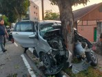 Hilang Kendali, Toyota Calya Ringsek Hantam Pohon di Sudirman Pekanbaru