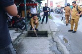Tinjau Drainase Induk, Wako Pekanbaru Malah Temukan Banyak Sumbatan Sampah