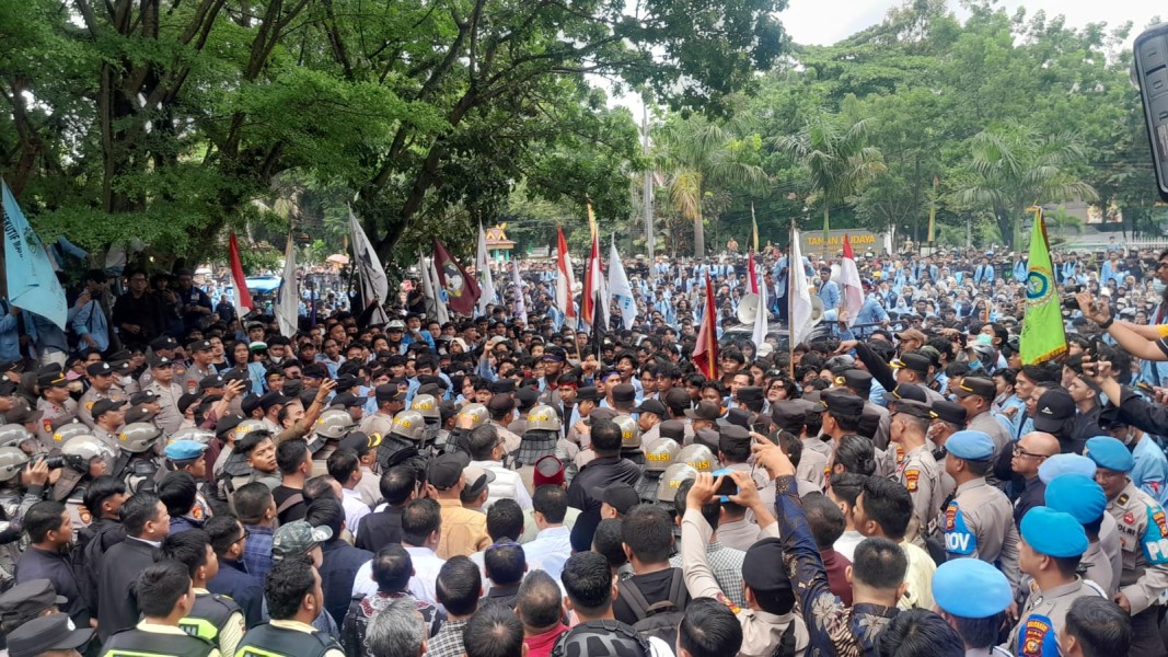 Ketua DPRD Riau Turun Temui Ribuan Massa, Diwarnai Sorak-sorai