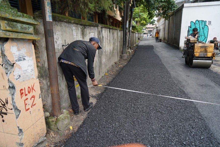 Respon Aduan Warga, PUPR Pekanbaru Aspal Jalan Penghubung Cut Nyak Dien - Pepaya