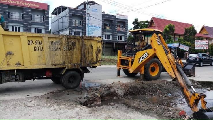 PUPR Pekanbaru Segera Bongkar 25 Titik Beton Penutup Drainase Ruko di HR Subrantas