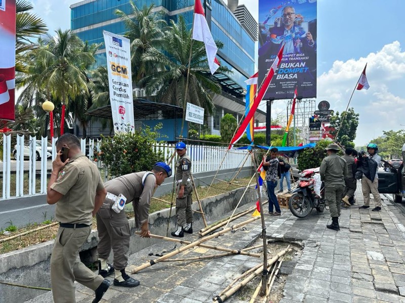 Satpol PP Pekanbaru Bongkar Lapak Pedagang Bendera di Jalan Sudirman