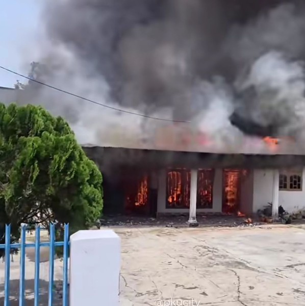 2 Rumah Warga di Pekanbaru Terbakar, 9 Mobil Damkar Dikerahkan Jinakkan Api