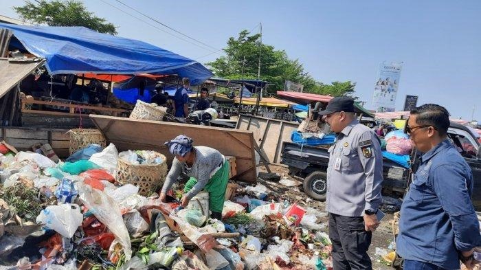 DLHK Pekanbaru Pantau Langsung Aktivitas Pengangkutan Sampah di Pasar Pagi Arengka