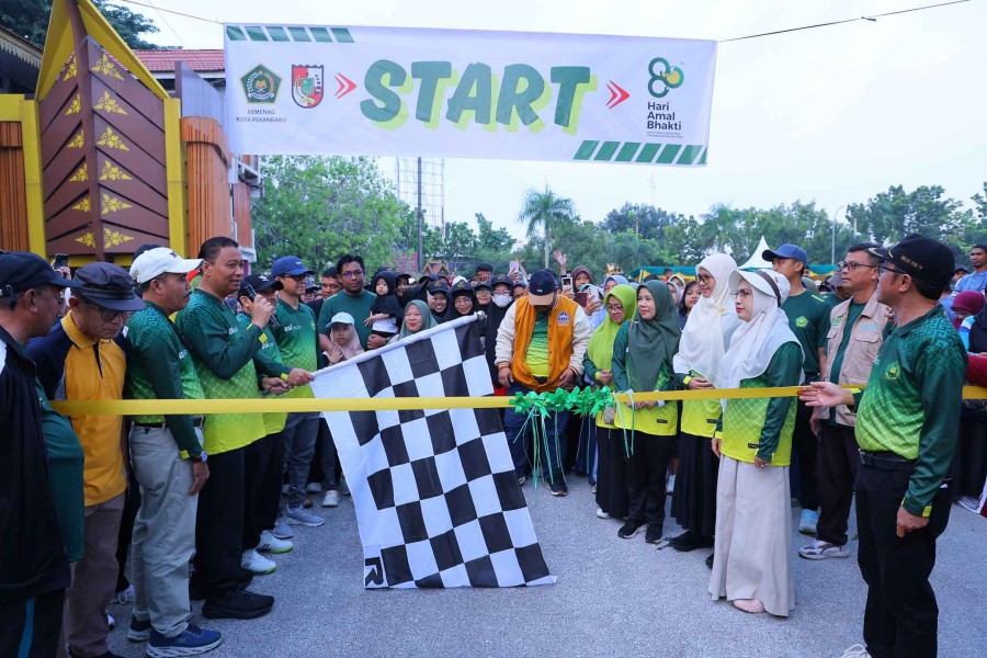 Bangun Kebersamaan dan Kerukunan, Wawako Pekanbaru Lepas Peserta Jalan Sehat HAB ke-80