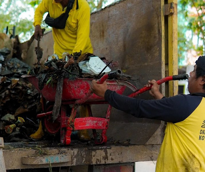 Pasukan Kuning Bersihkan Drainase Jalan Cipta Karya