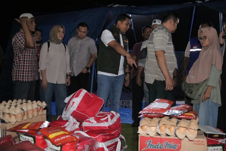 Pj Sekda Turun Langsung Serahkan Bantuan ke Korban Kebakaran 4 Kios dan 1 Rumah di Pekanbaru