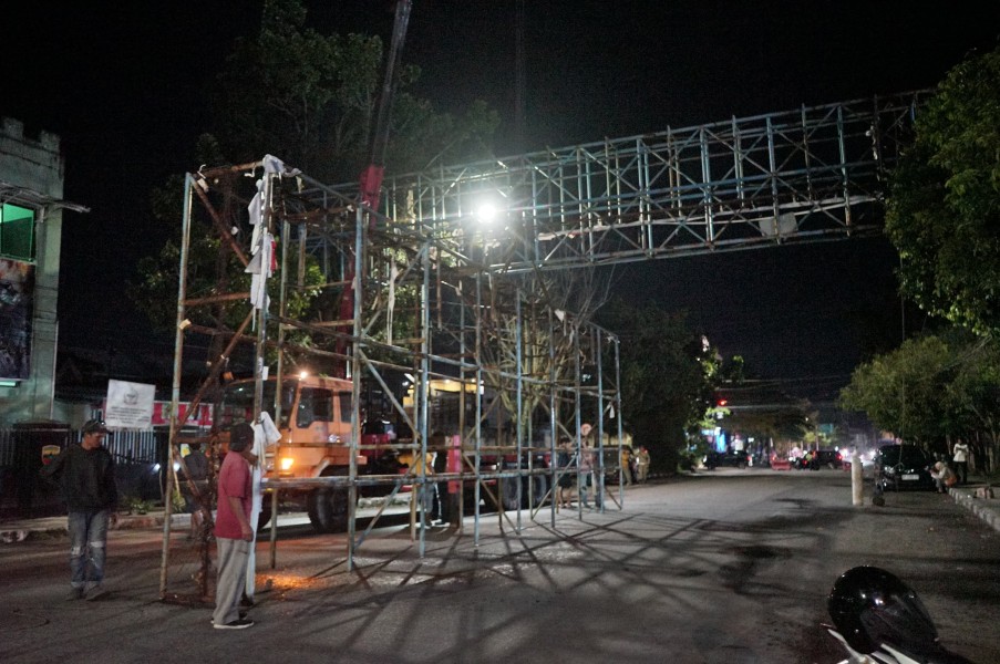 Aset Disita, Pemko Pekanbaru Bongkar Bando Reklame Jalan Ahmad Yani