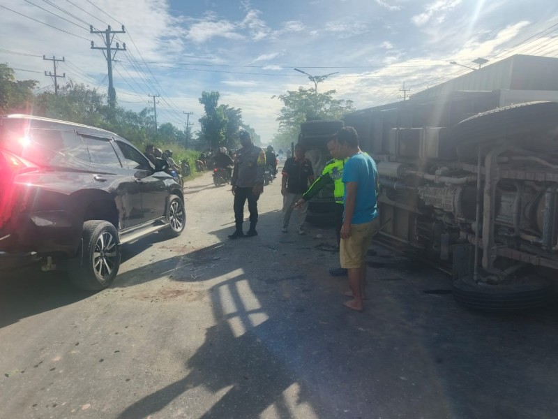 Truk Box Terguling Dihantam L300 di Air Hitam, 2 Orang Luka-luka