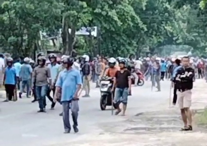 Dua Kubu Bentrok, Saling Lempar