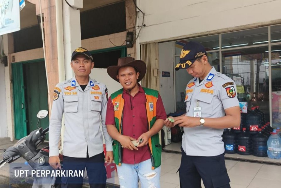 UPT Perparkiran Dishub Sosialisasikan Tarif Baru Parkir ke Jukir di Jalan Durian
