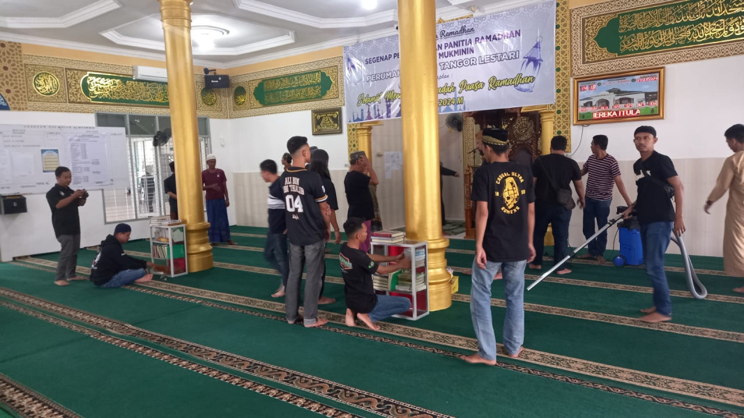 Pemko Bersama Curva Nord Turun Bersihkan Masjid AL-Mukminin