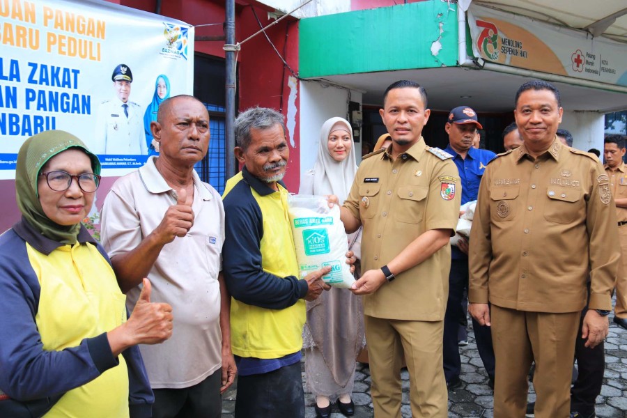 Pekanbaru Peduli, Wako Agung  Salurkan Bantuan Pangan ke 2.200 Petugas Kebersihan