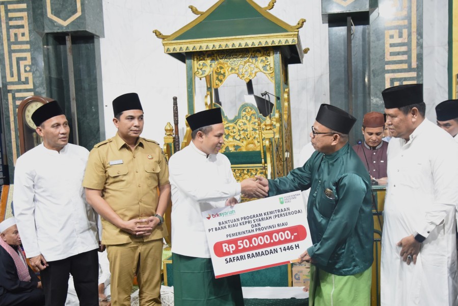 Tebar Keberkahan di Ramadan, BRK Syariah Beri CSR ke Masjid Raya Pekanbaru