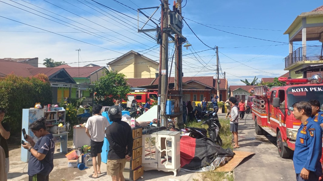 Diduga Akibat Korsleting Listrik, Rumah Padat Penduduk di Pekanbaru Terbakar