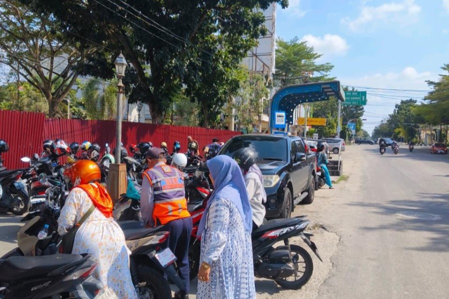 Dishub Pekanbaru Lakukan Pengaturan Parkir Kendaraan di Ahmad Yani