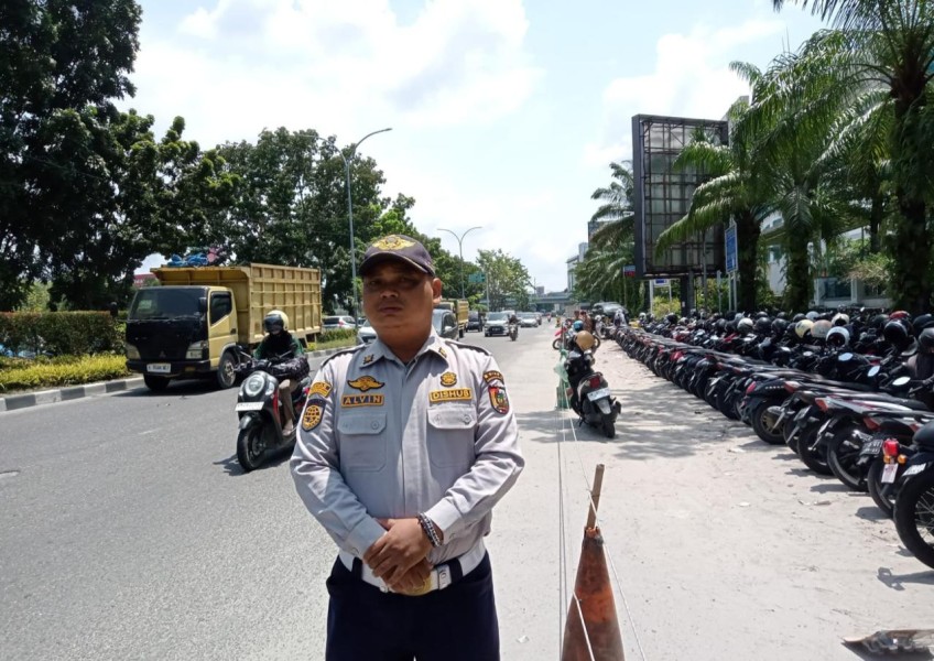 Pastikan Parkir Kendaraan Tertib, UPT Perparkiran Dishub Awasi Kawasan Mal SKA