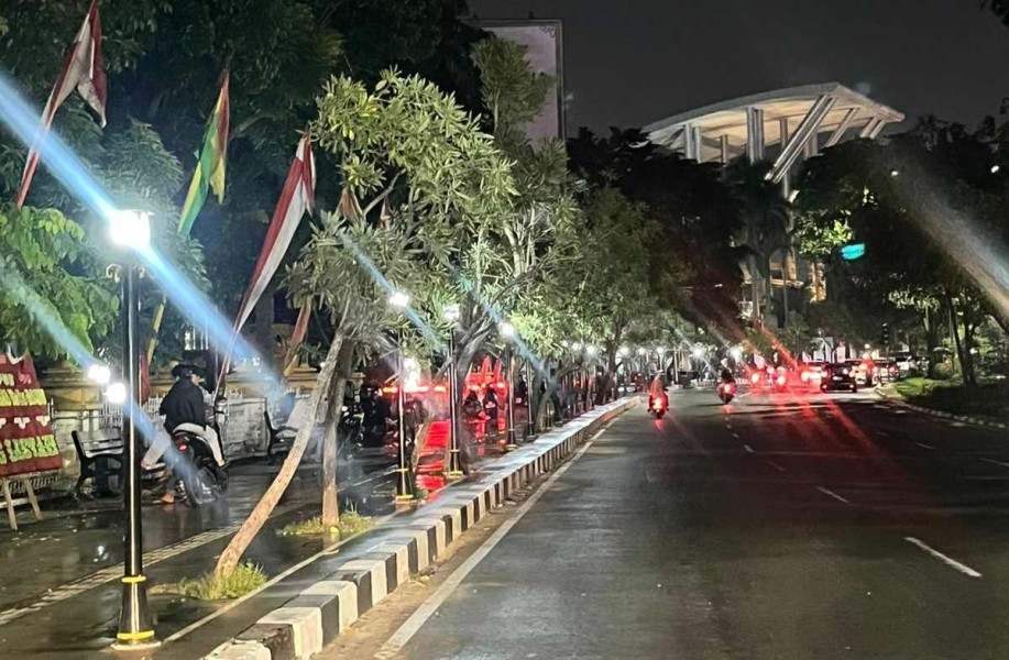 Percantik Wajah Pekanbaru, Lampu Trotoar di Sudirman Kembali Menyala