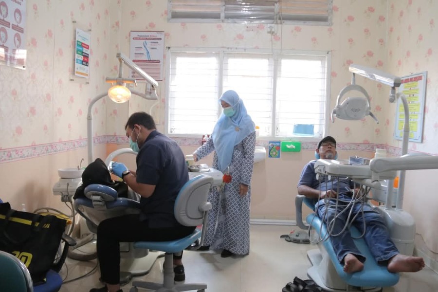 Kado HUT Pekanbaru, Ratusan Warga Mulai Pemasangan Gigi Palsu Gratis