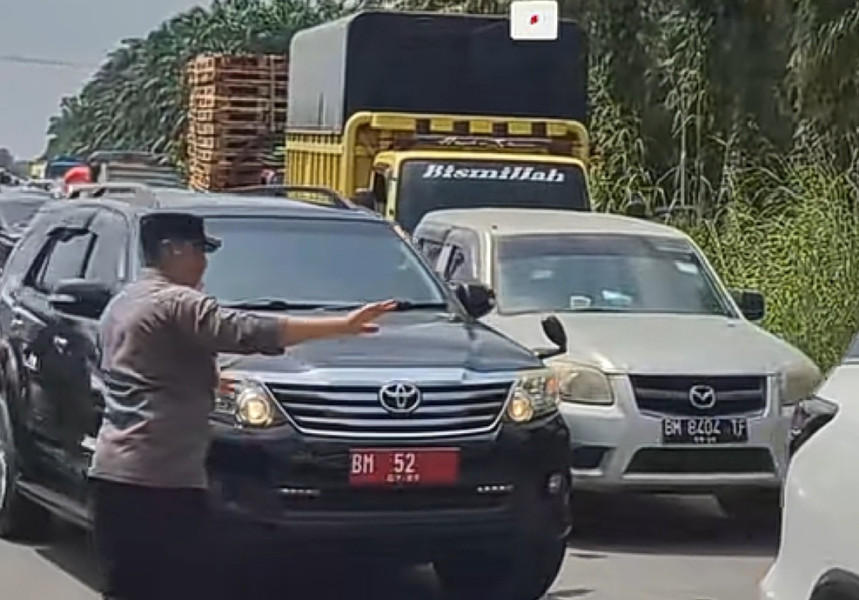 Terobos Antrean, Pengemudi Mobil Kadis Perkebunan Riau Ditilang