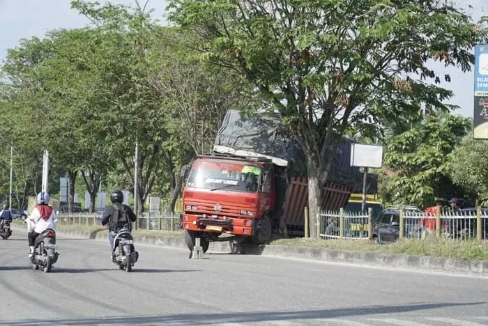 Hilang Kendali, Fuso Panjat Median Jalan