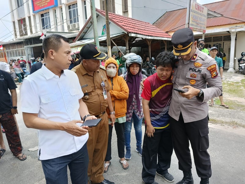 Dua Rumah Terbakar, Kapolsek Senapelan dan Jajaran Bantu Upaya Pemadaman