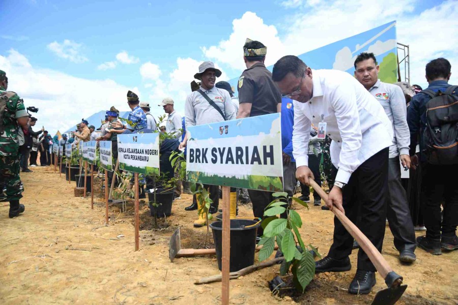 BRK Syariah Dukung Program Pelestarian Lingkungan dan Swasembada Pangan di Pekanbaru