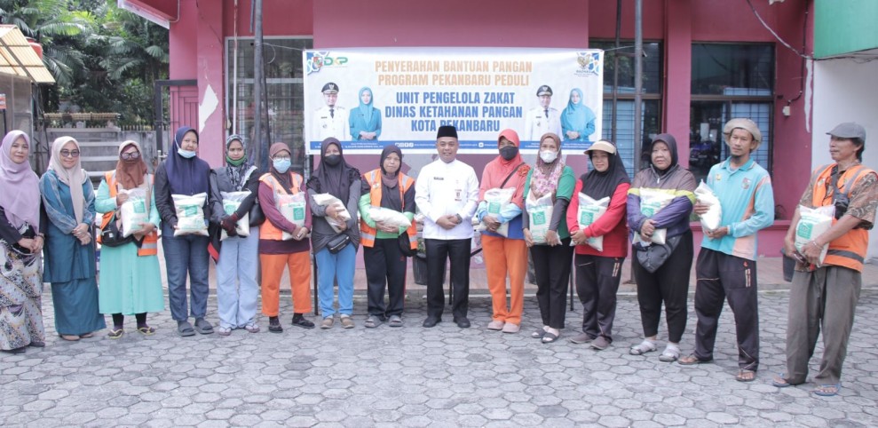 Ribuan Petugas Kebersihan di Pekanbaru Terima Bantuan Beras
