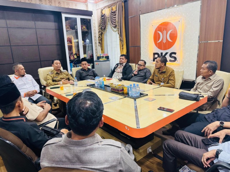 Pimpinan DPRD Sambut Kedatangan Markarius Anwar