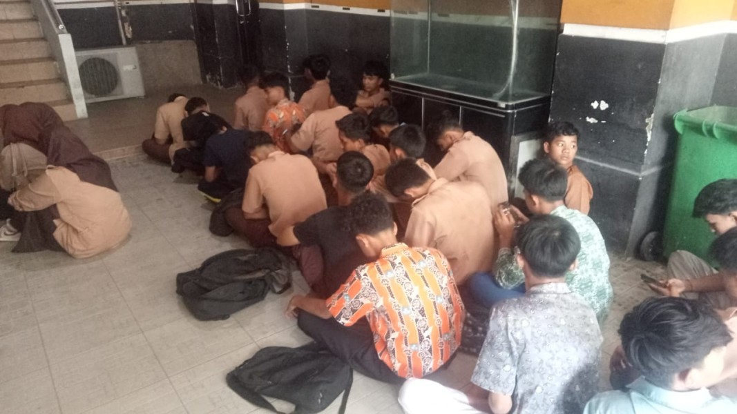 Kedapatan Nongkrong di Warnet Saat Jam Sekolah, 32 Pelajar di Pekanbaru Diamankan Satpol PP