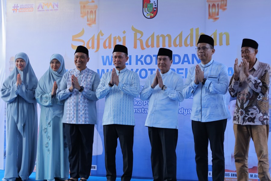 Safari Ramadan di Binawidya, Wako Agung Serahkan Bantuan Rp100 Juta