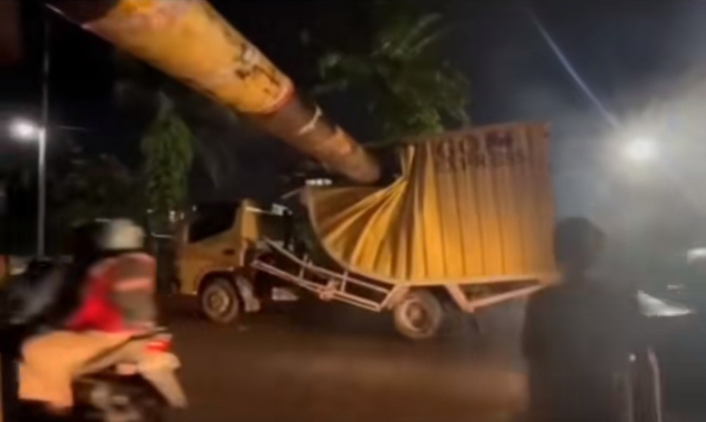 Truk Box Tersangkut di Portal Jembatan Leighton Pekanbaru
