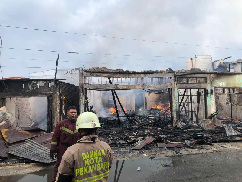 Kebakaran Hebat Hanguskan 4 Kios dan 1 Rumah Warga di Pekanbaru