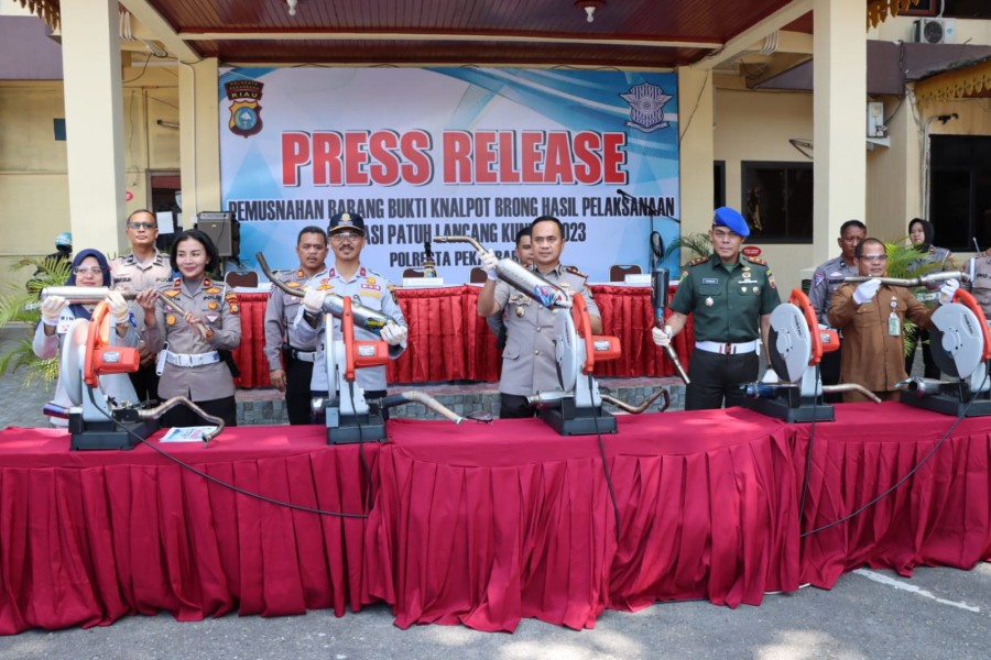Ratusan Knalpot Brong Sitaan Polresta Pekanbaru Dipotong