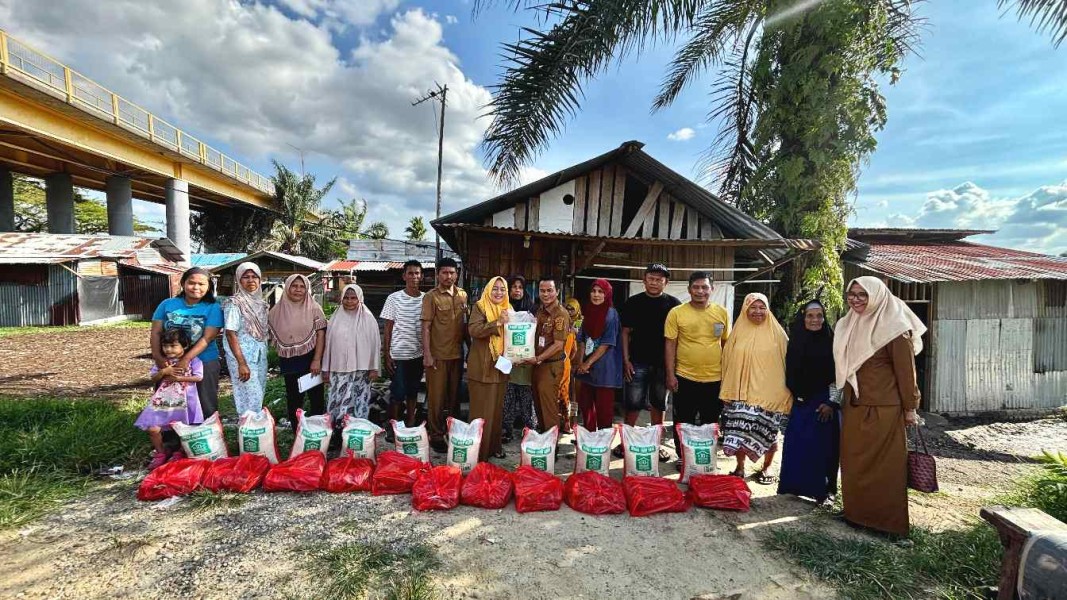 Pantau Tepian Sungai, Wako Agung Spontan Beri Bantuan Sembako ke Warga Rumbai