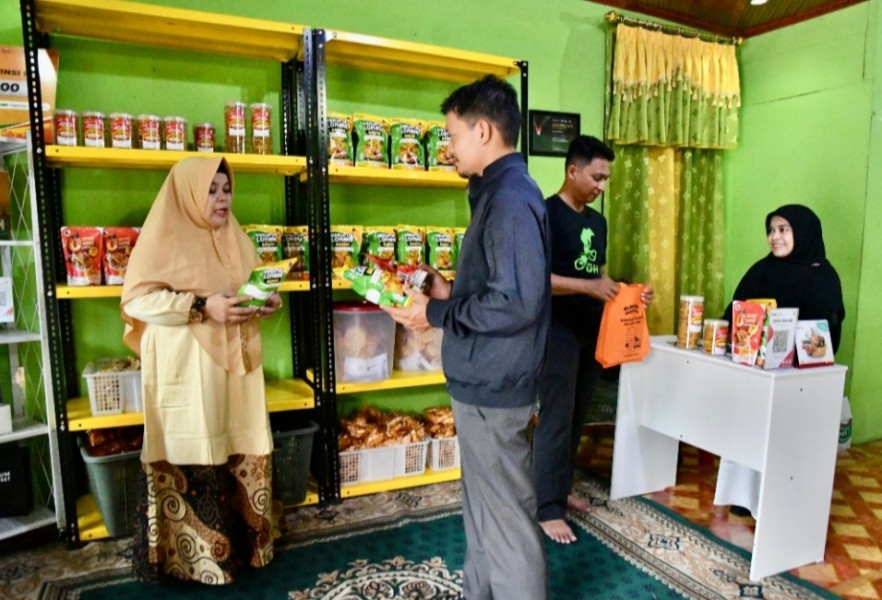 Nasabah BRK Syariah Kuok Sukses Kembangkan Usaha Kerupuk Lomang Balado