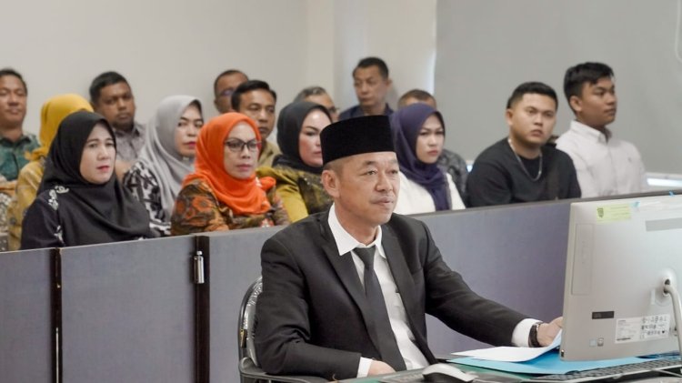 Selesaikan Studi S2, Bupati Rohil Raih Predikat Terbaik