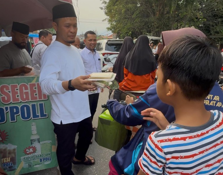 Wali Kota Pekanbaru Borong Takjil dan Bagikan ke Warga di Rumbai