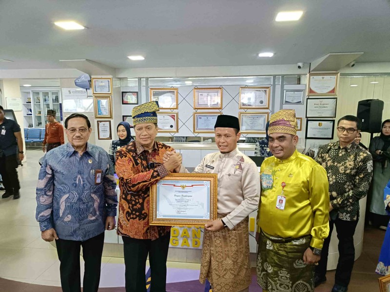 DPMPTSP Pekanbaru Kategori Pelayanan Prima, Wako Agung Terima Penghargaan dari Kemenpan-RB