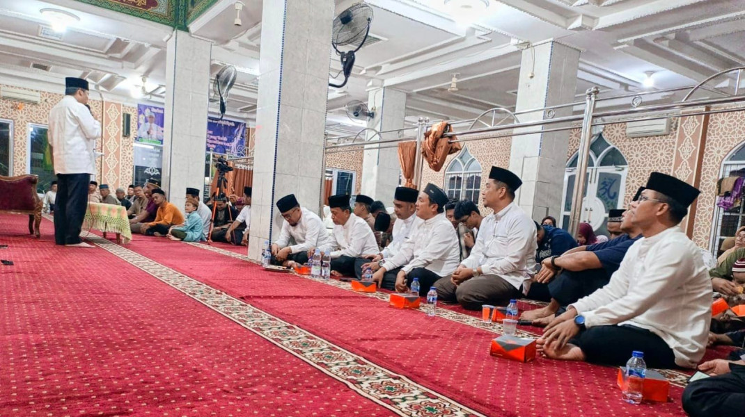Ginda Burnama Berbagi Kebaikan di Masjid Al-Washliyah
