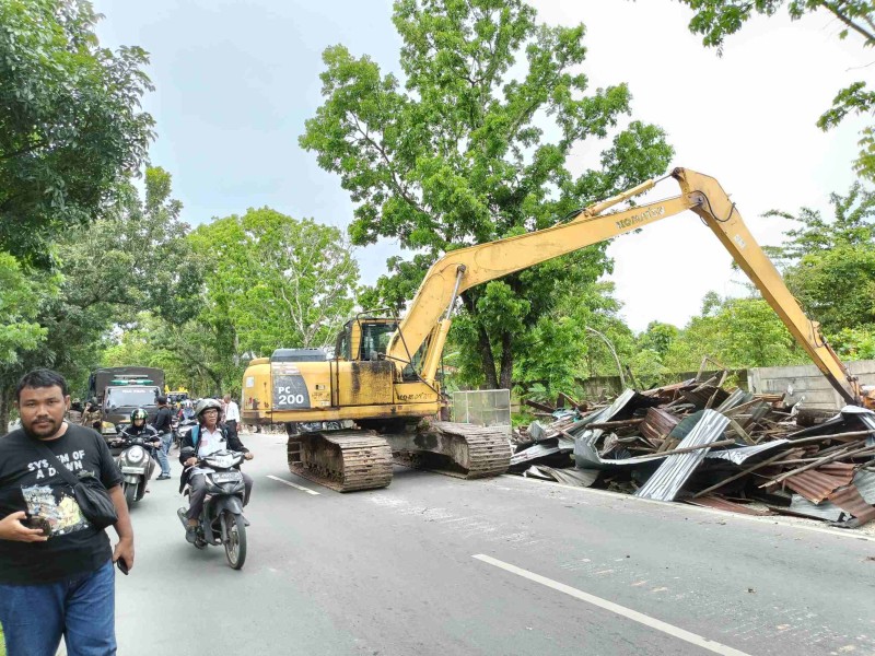 Ada Miras Hingga Dugaan Praktik Prostitusi, Puluhan Tenda Biru SM Amin Dibongkar