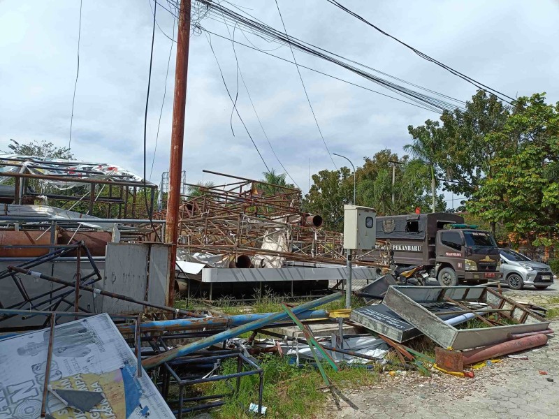 Usai Sudirman, Penertiban Tiang Reklame Berlanjut ke Jalan Riau