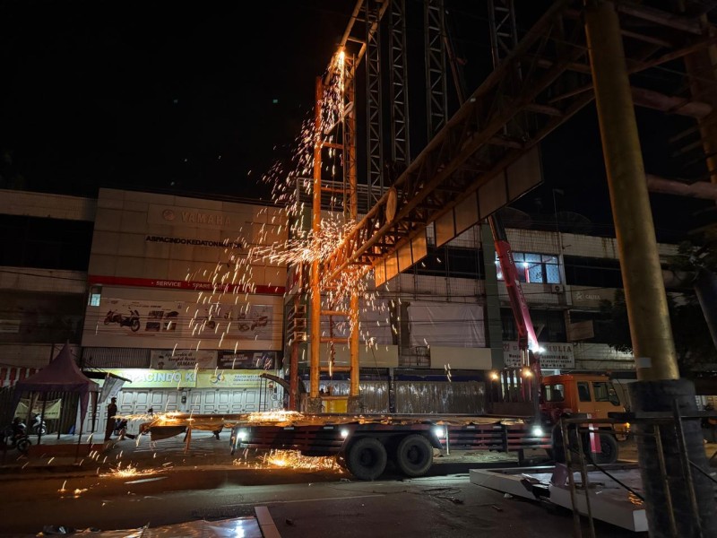 Segera Ditertibkan, Pemilik Tiang Reklame Ilegal Diminta Bongkar Sendiri