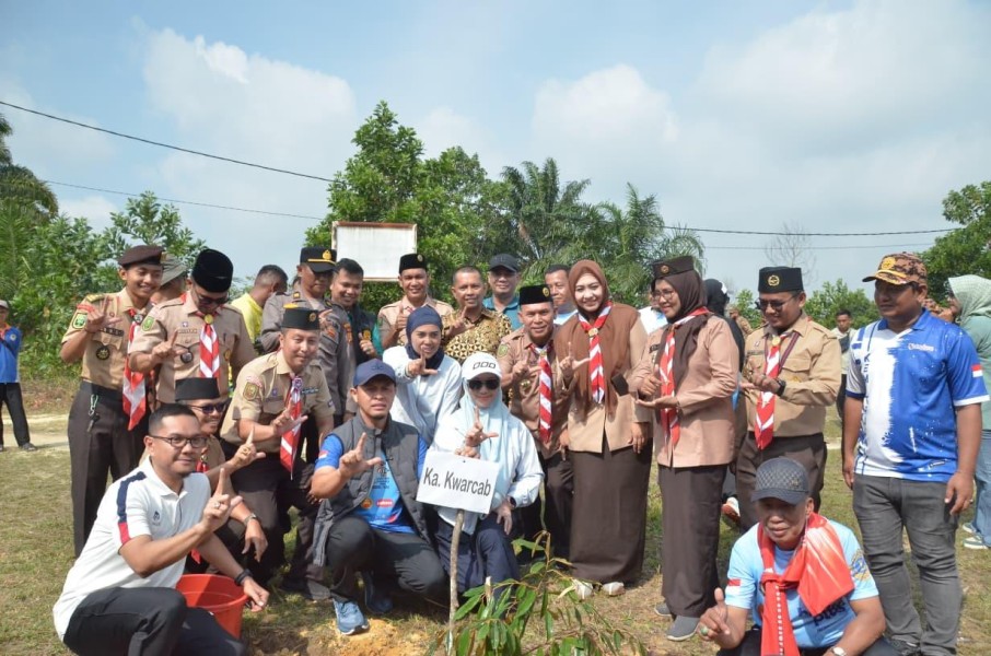 Jadikan Pekanbaru Sebagai Paru-paru Dunia, Wako Agung Turut Tanam 1.000 Pohon di Sport Center Kulim