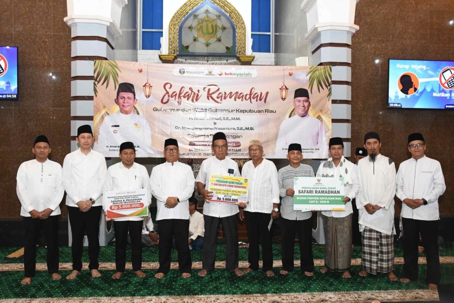 Wagub Kepri Serahkan CSR BRK Syariah di Safari Ramadan Batam untuk Masjid Tertua Tanjung Uma
