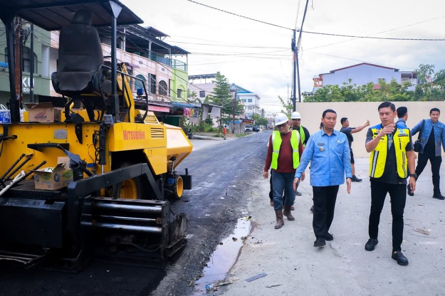 Tinjau Pengaspalan Jalan Tamtama, Wawako Pastikan 21 Ruas Sudah Dioverlay
