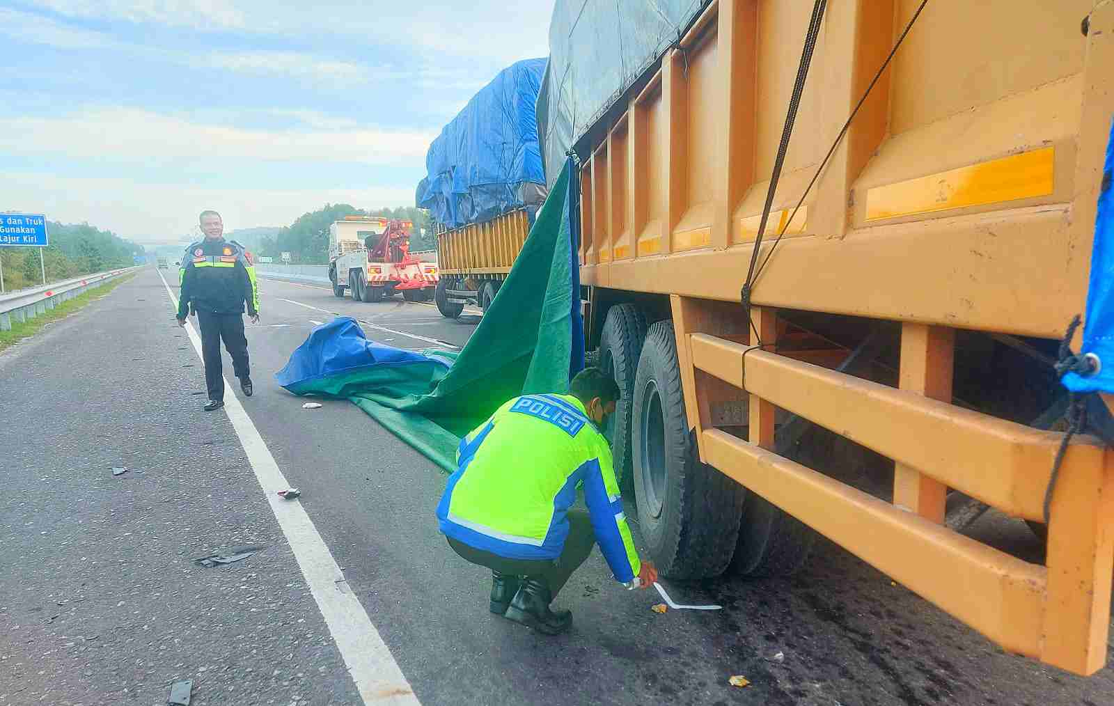 Turun ke Bahu Jalan, Supir Truk Tewas di Tol Permai