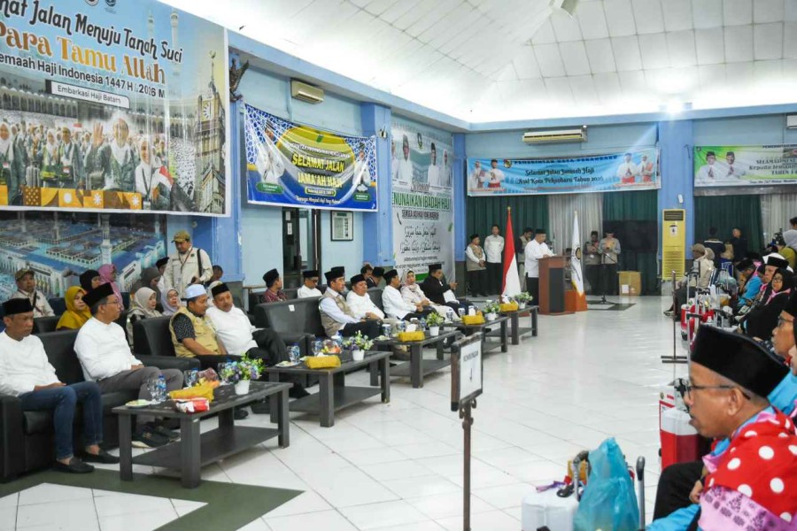 Plt Dirut BRK Syariah Dampingi Plt Gubri Lepas JCH Riau di Batam